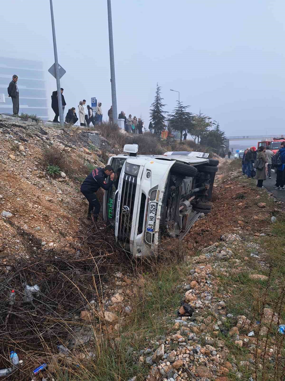 Muğla&rsquo;da yolcu minib&uuml;s&uuml; devrildi: 13 yaralı

