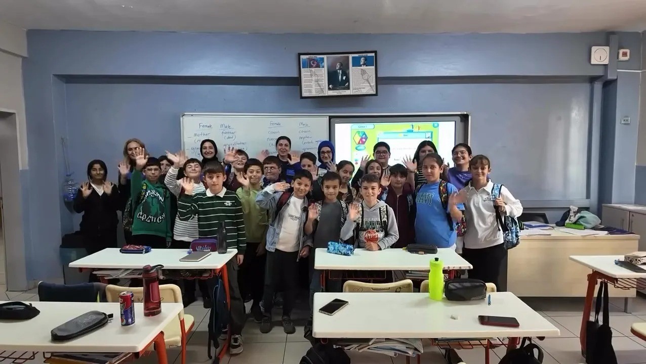 Sinop polisinden &ouml;ğrencilere eğitim seti desteği
