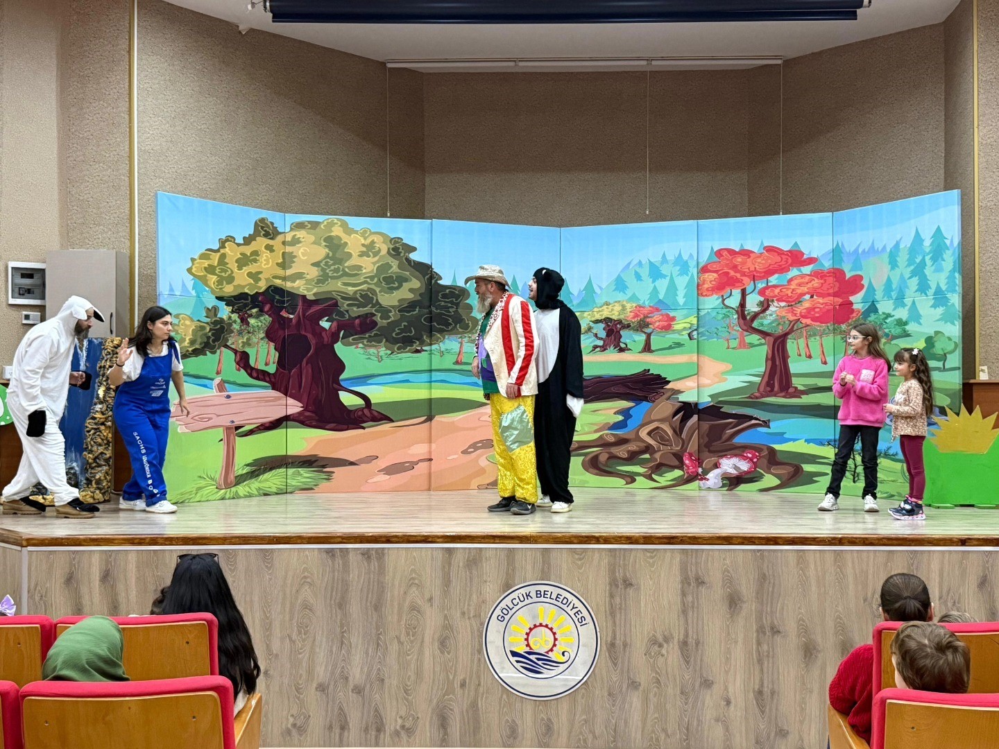 Gölcüklü öğrenciler ara tatilde tiyatro ile buluştu
