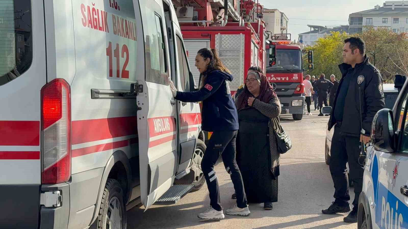 Annesinin evini ateşe verip kaçtı