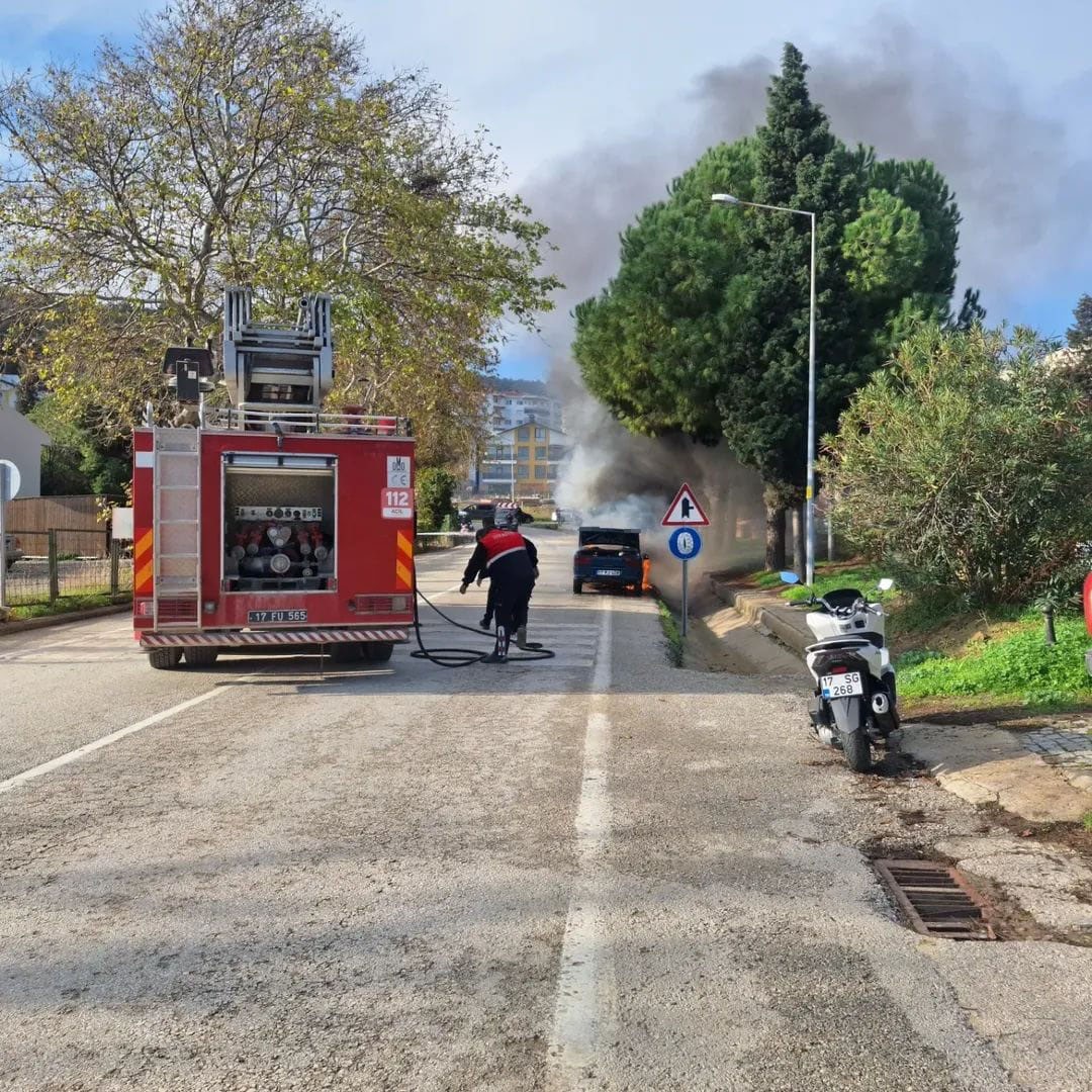 Eceabat’ta seyir halindeki otomobil yanarak kullanılamaz hale geldi