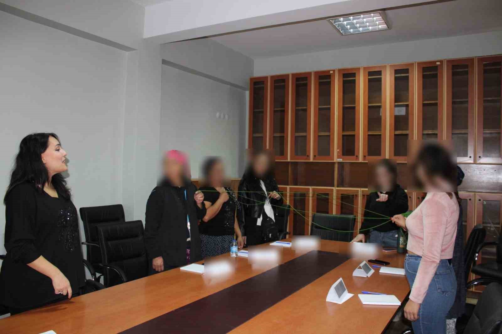 Yükümlülere aile eğitimi verildi
