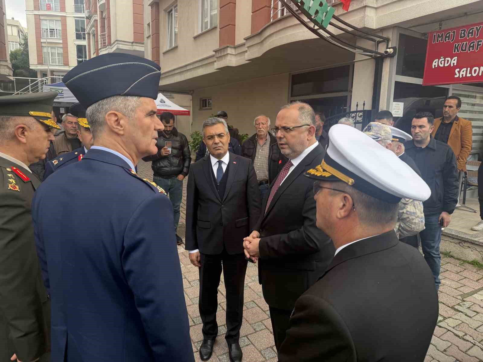 MSÜ Rektörü Prof. Dr. Erhan Afyoncu şehit ailesini ziyaret etti: "Fedakarlıkla çalışan çok sevdiğimiz bir komutanımızdı"
