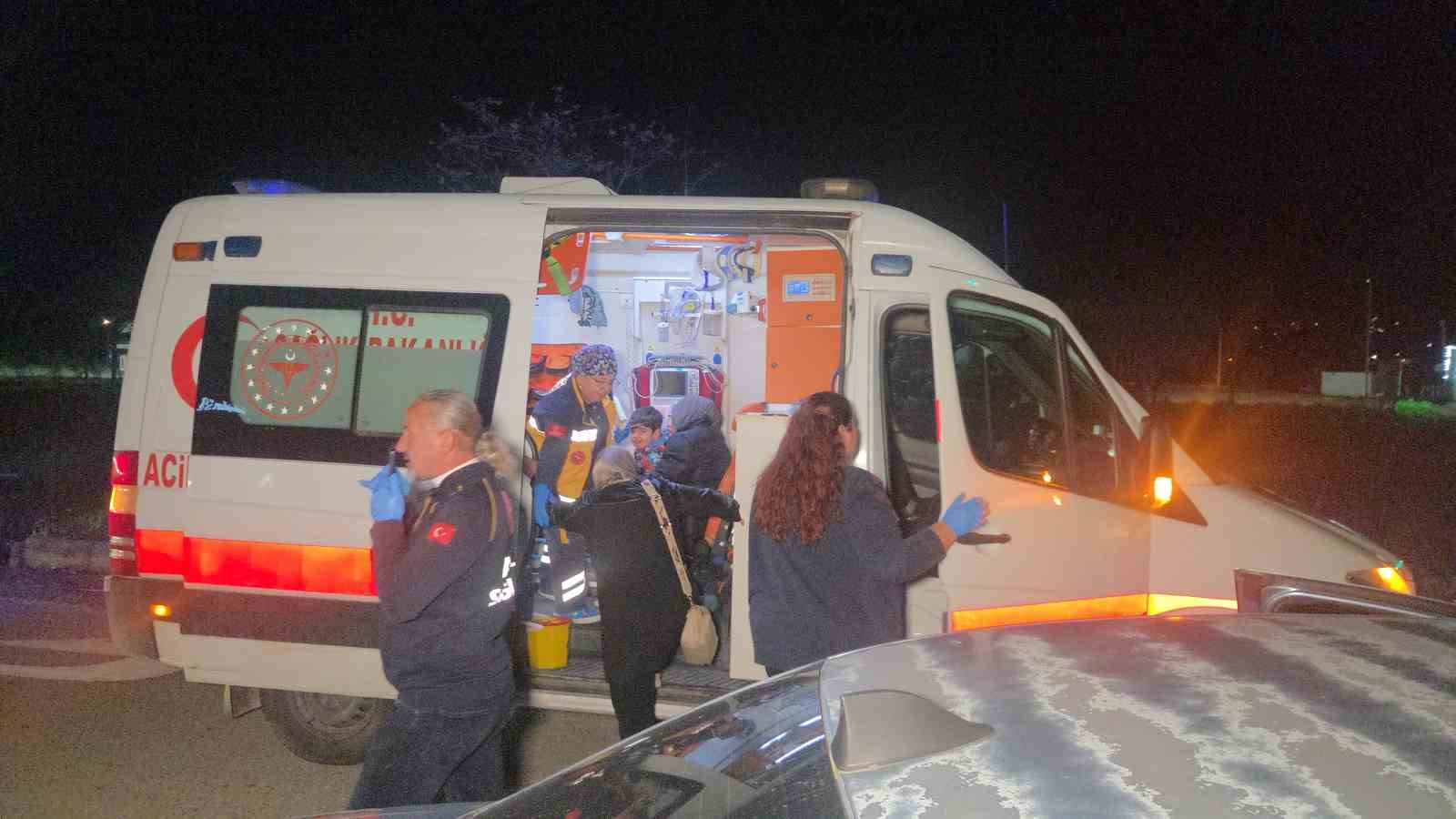 Kırmızı ışıkta duran otomobile arkadan &ccedil;arptı: 1&rsquo;i &ccedil;ocuk 5 yaralı
