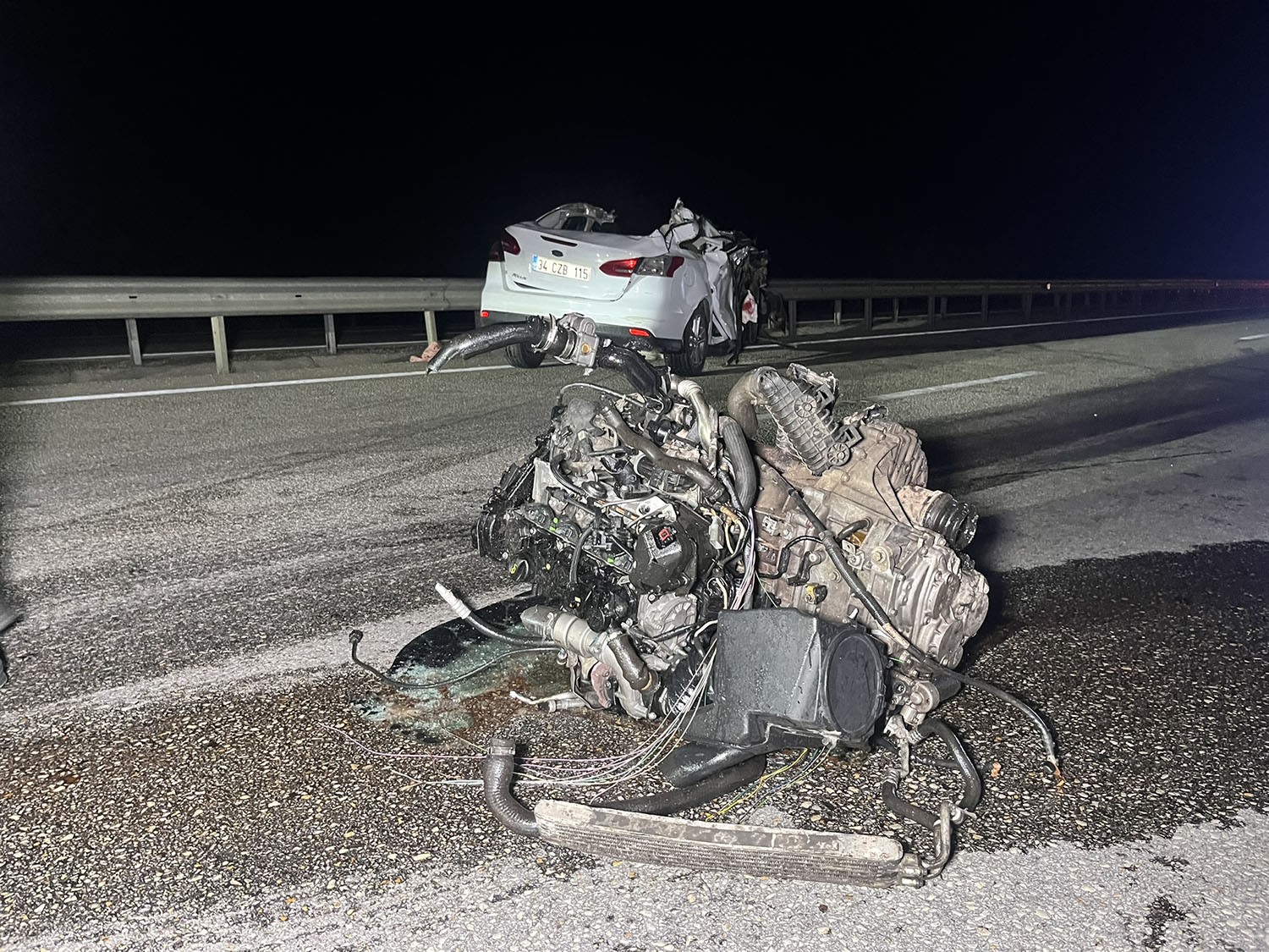 Kamyonete arkadan &ccedil;arpan otomobil hurda yığınına d&ouml;nd&uuml;: 1 &ouml;l&uuml;, 2 yaralı
