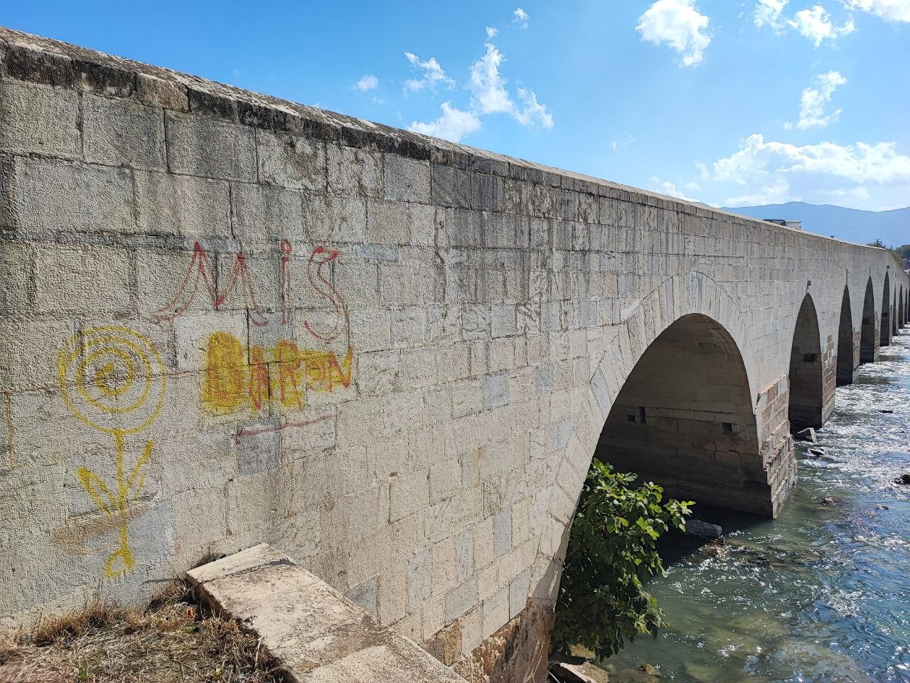 Anadolu’nun bilinen ilk Roma köprüsüne sprey boyayla yazılama yapıldı
