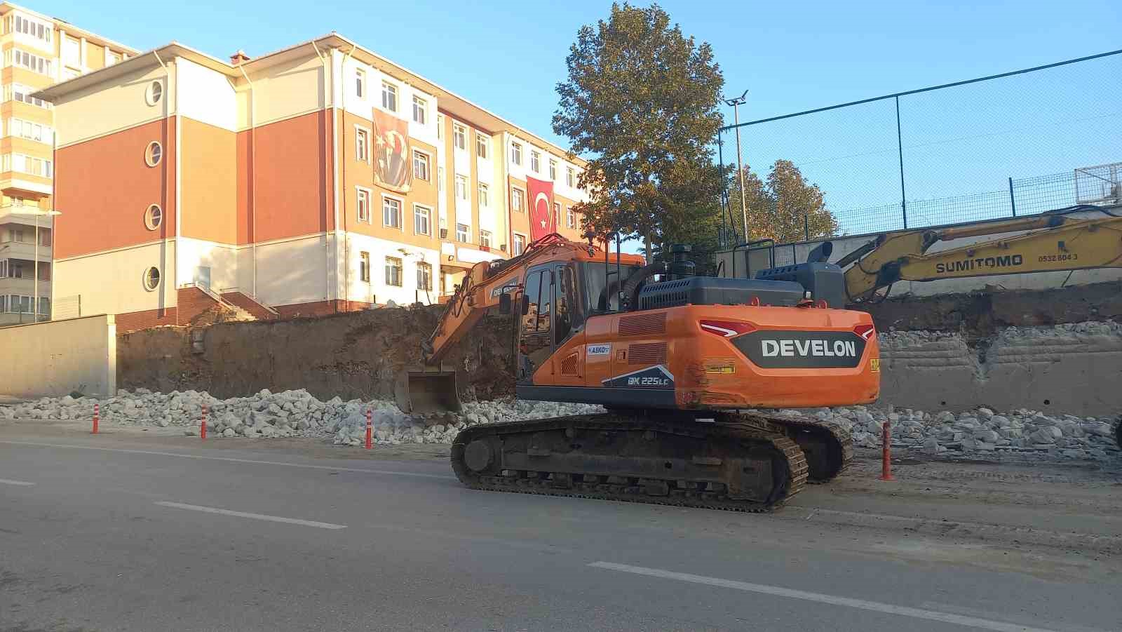 Edirne’de devrilme tehlikesi taşıyan okul duvarı yenileniyor