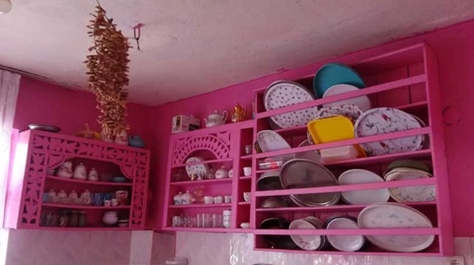 75 yaşına kadar b&uuml;t&uuml;n hayatını pembeye boyadı, ak&uuml;l&uuml; arabasına g&uuml;c&uuml; yetmedi
