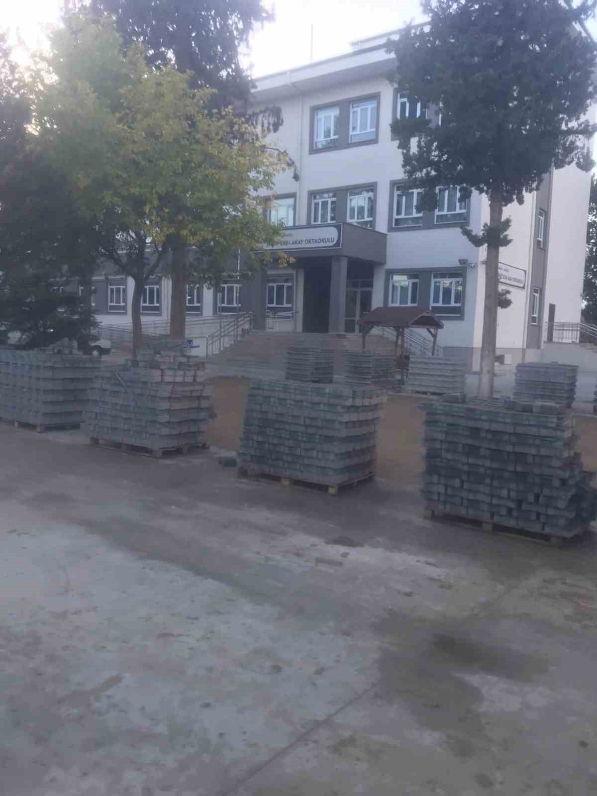 Okul bahçesine parke döşenmeye başladı
