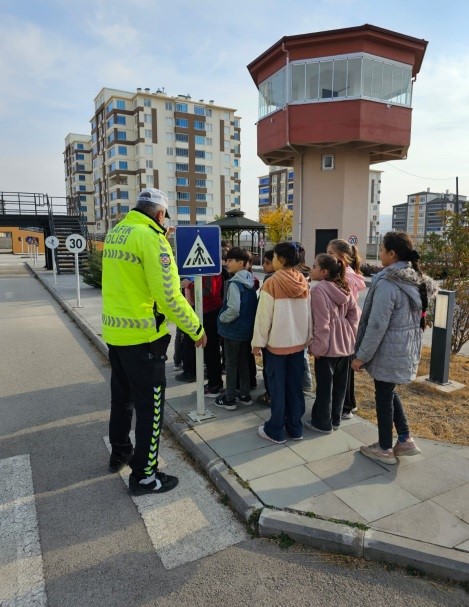 Niğde’de öğrencilere teorik ve uygulamalı trafik eğitimi
