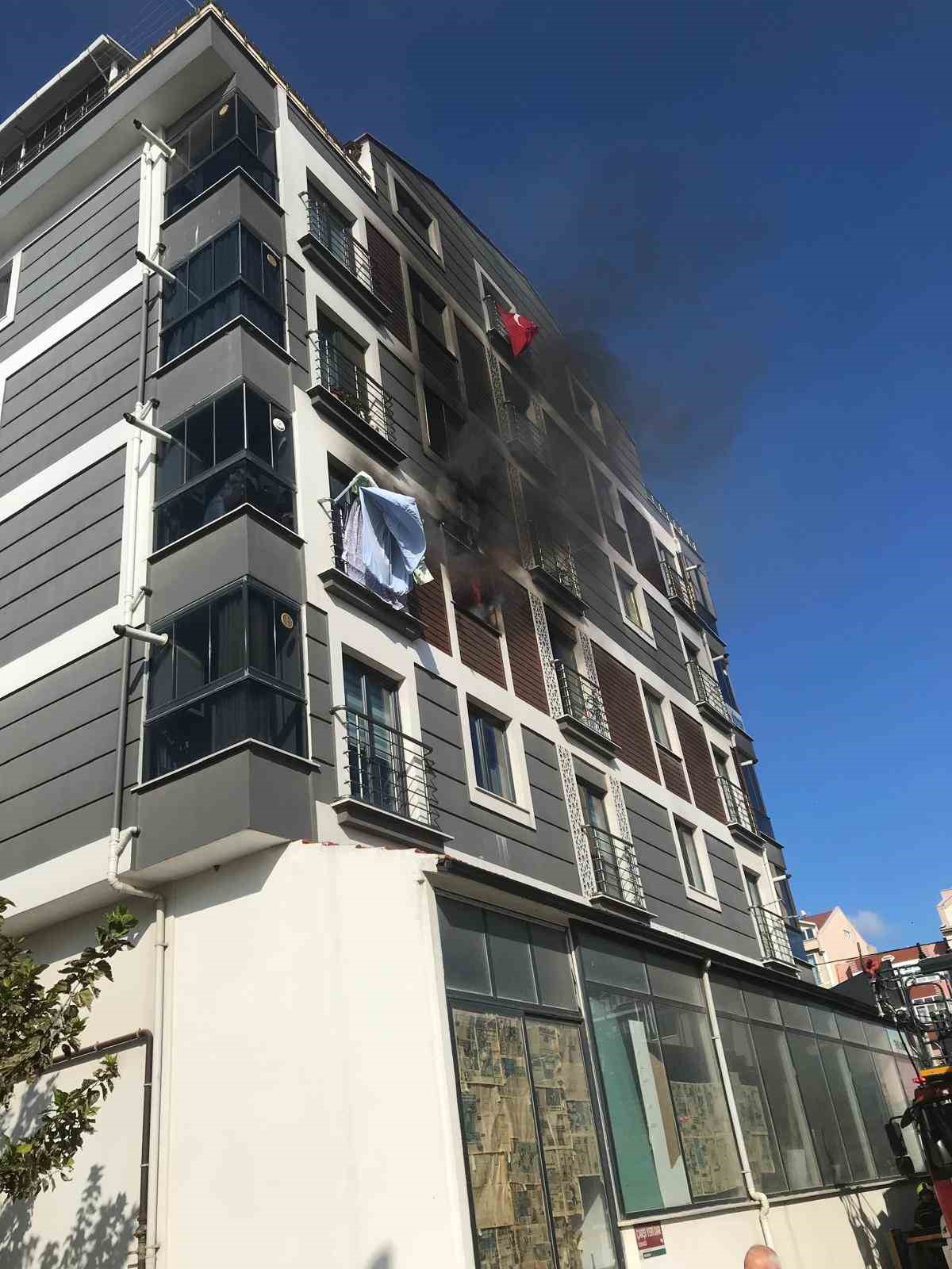 600 Evler Mahallesi&rsquo;nde apartman dairesinde yangın paniği
