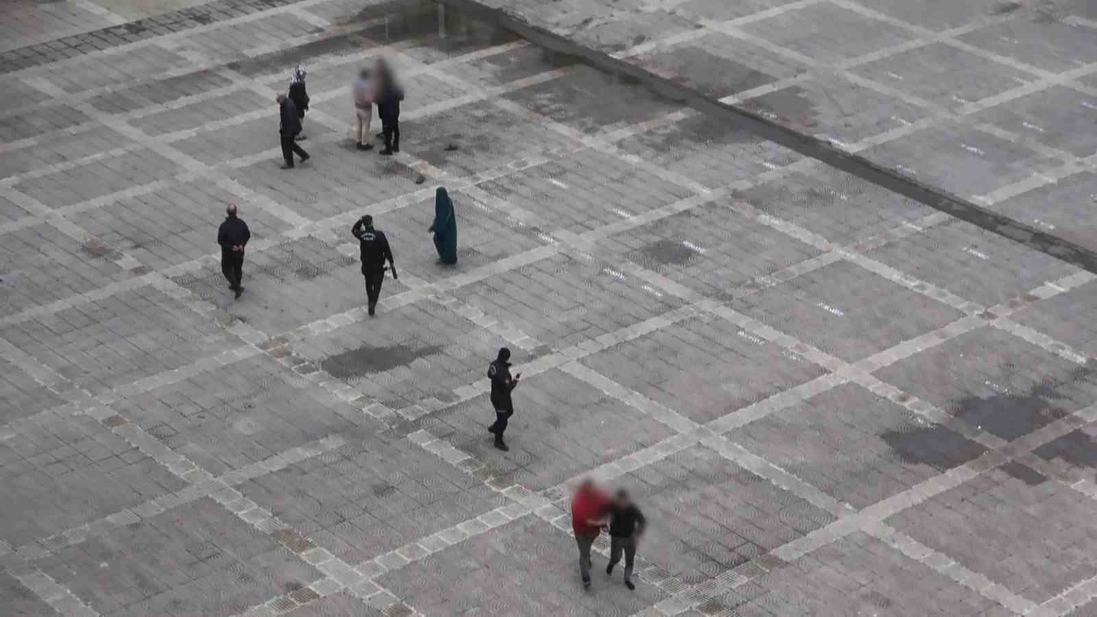 Meydanda uçan tekmeli kavga