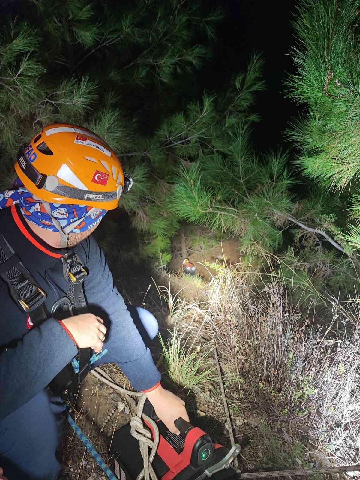 Yürüyüş esnasında uçurumdan düşen Ukraynalı 2 turist kurtarıldı