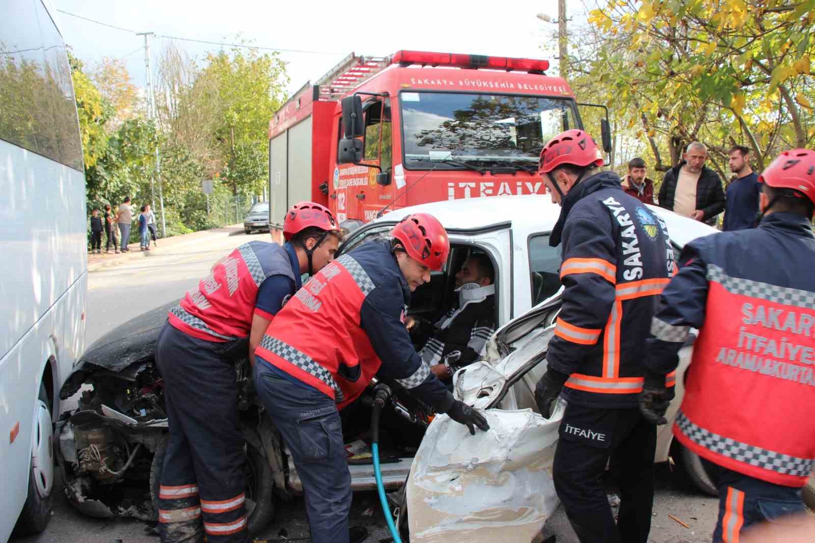 Önce yavaşlayan araca ardından karşı yönden gelen otomobile çarptı: 1 yaralı
