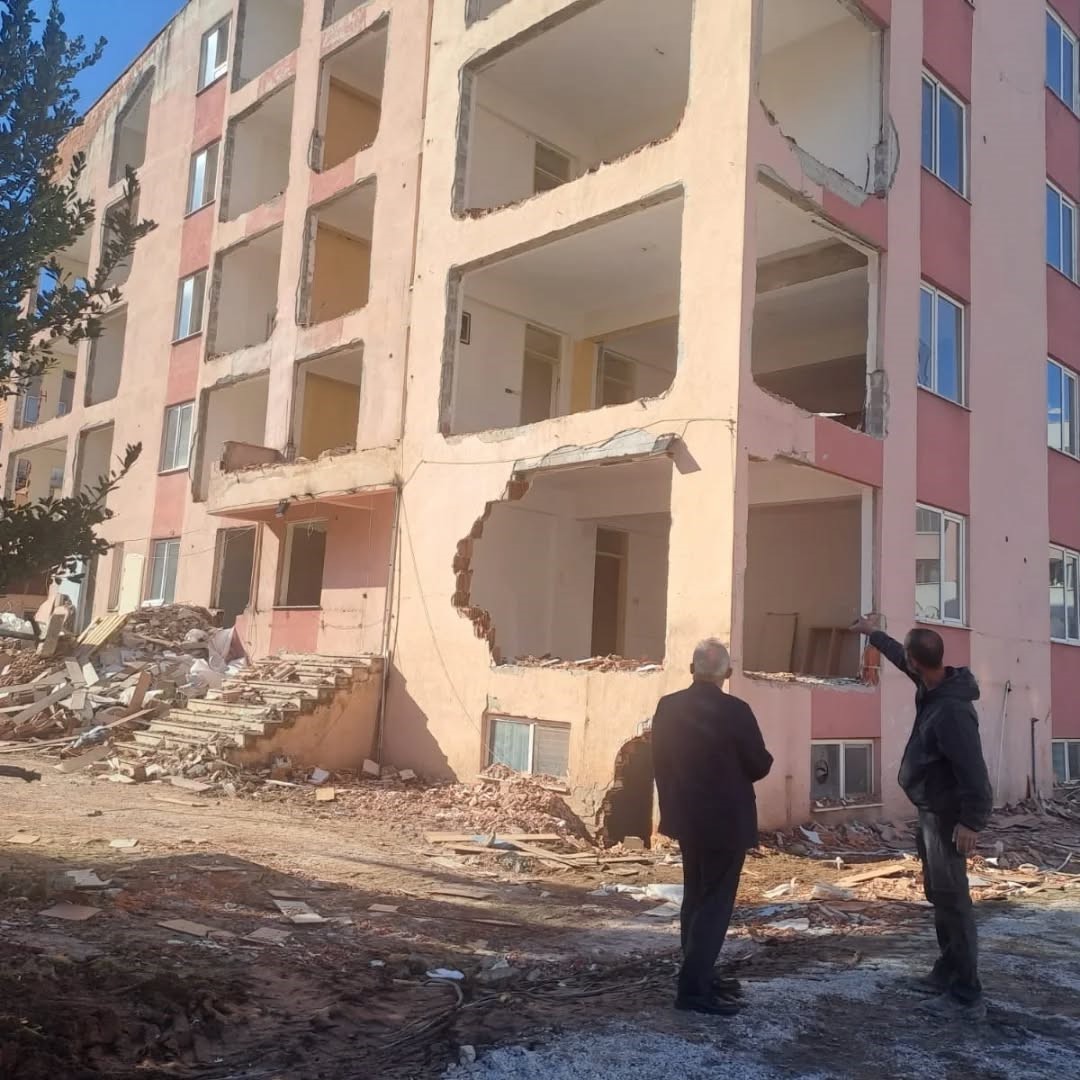 Okul binalarında güçlendirme çalışmaları sürüyor
