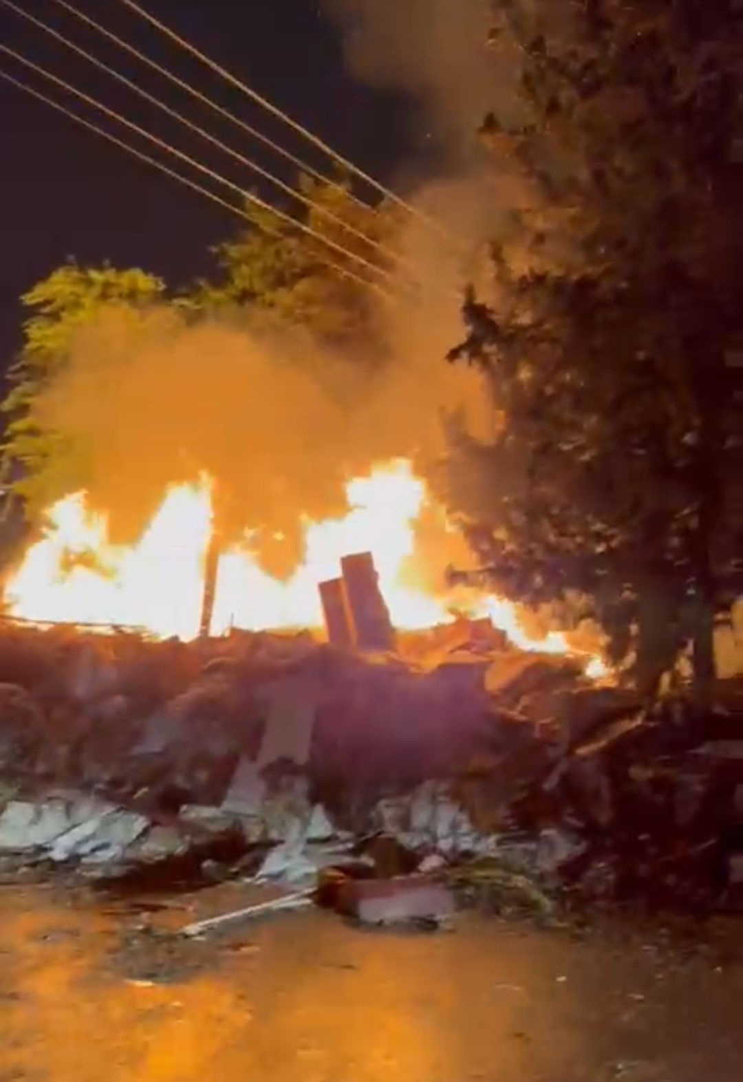 Adana&rsquo;da d&uuml;şen yıldırımlar yangına neden oldu
