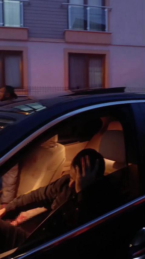 Lüks otomobilin içinde dehşeti yaşadı, kaçarken kaza yaptı