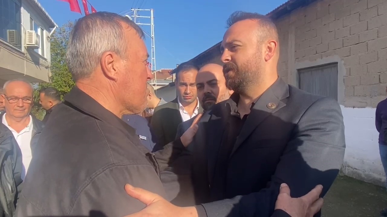 Şehit babası MHP’li başkana sarılıp "Beni Devlet Bahçeli’ye götürün" dedi