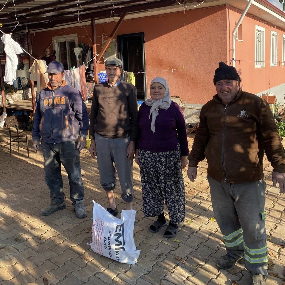 Beyağaç Belediyesi şap hastalığına karşı üreticilere kireç dağıttı
