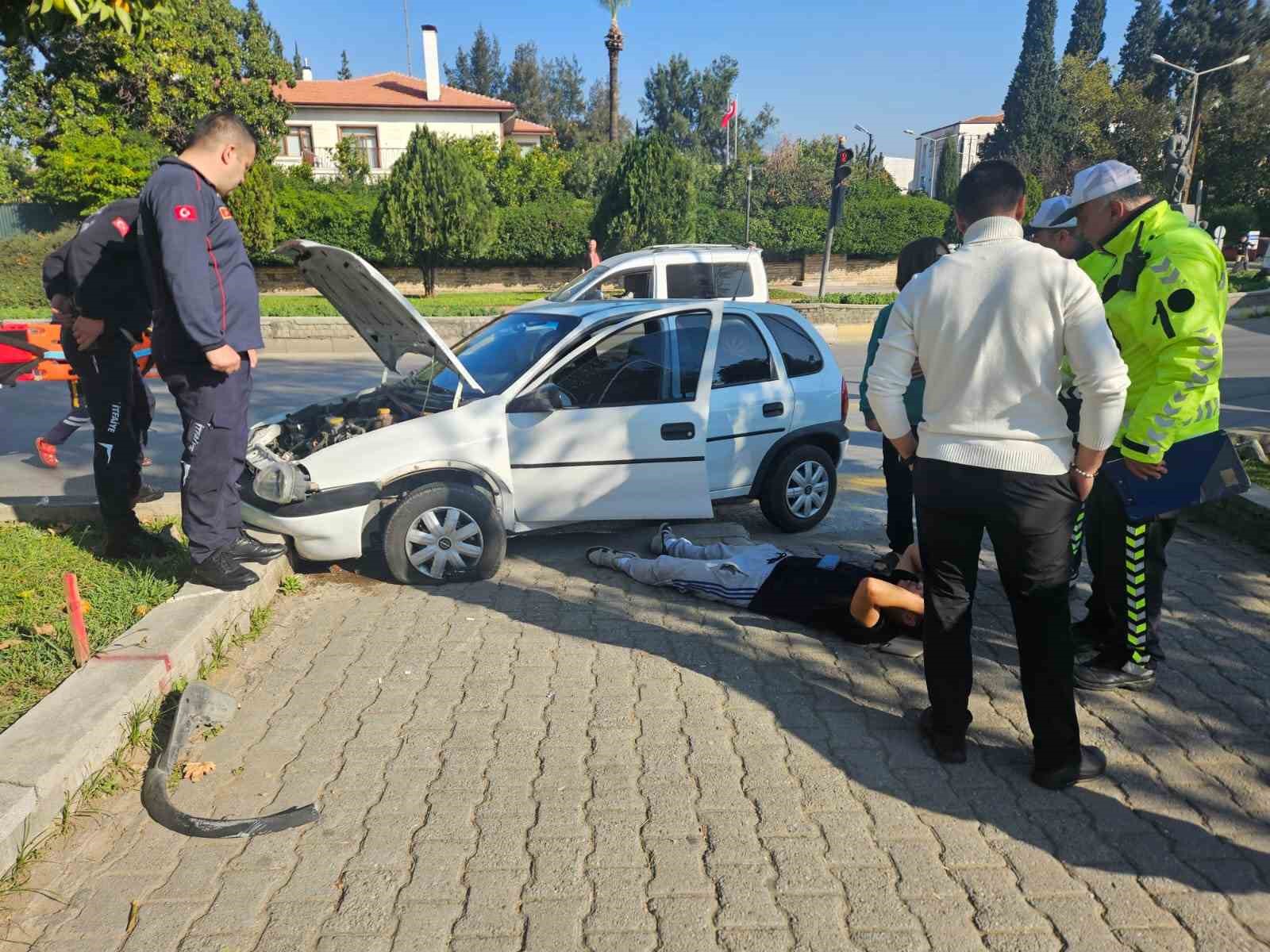Direksiyon hakimiyeti kaybolan ehliyetsiz sürücü refüje çarptı