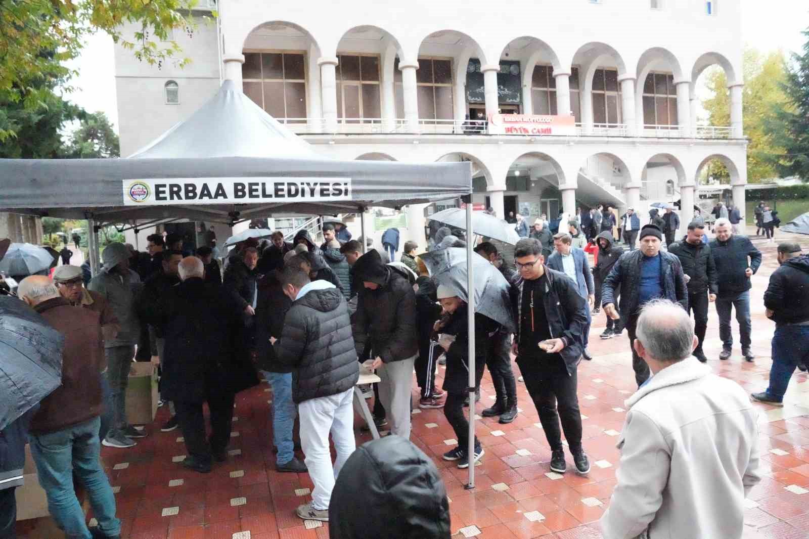 Erbaa Belediyesi şehitler i&ccedil;in helva ikram etti
