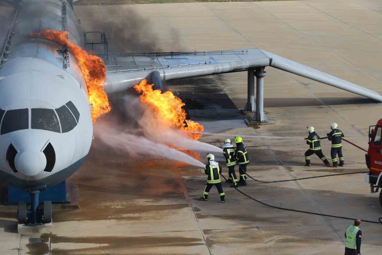 Erzincan Havalimanı’nda gerçekçi uçak yangın tatbikatı yapıldı
