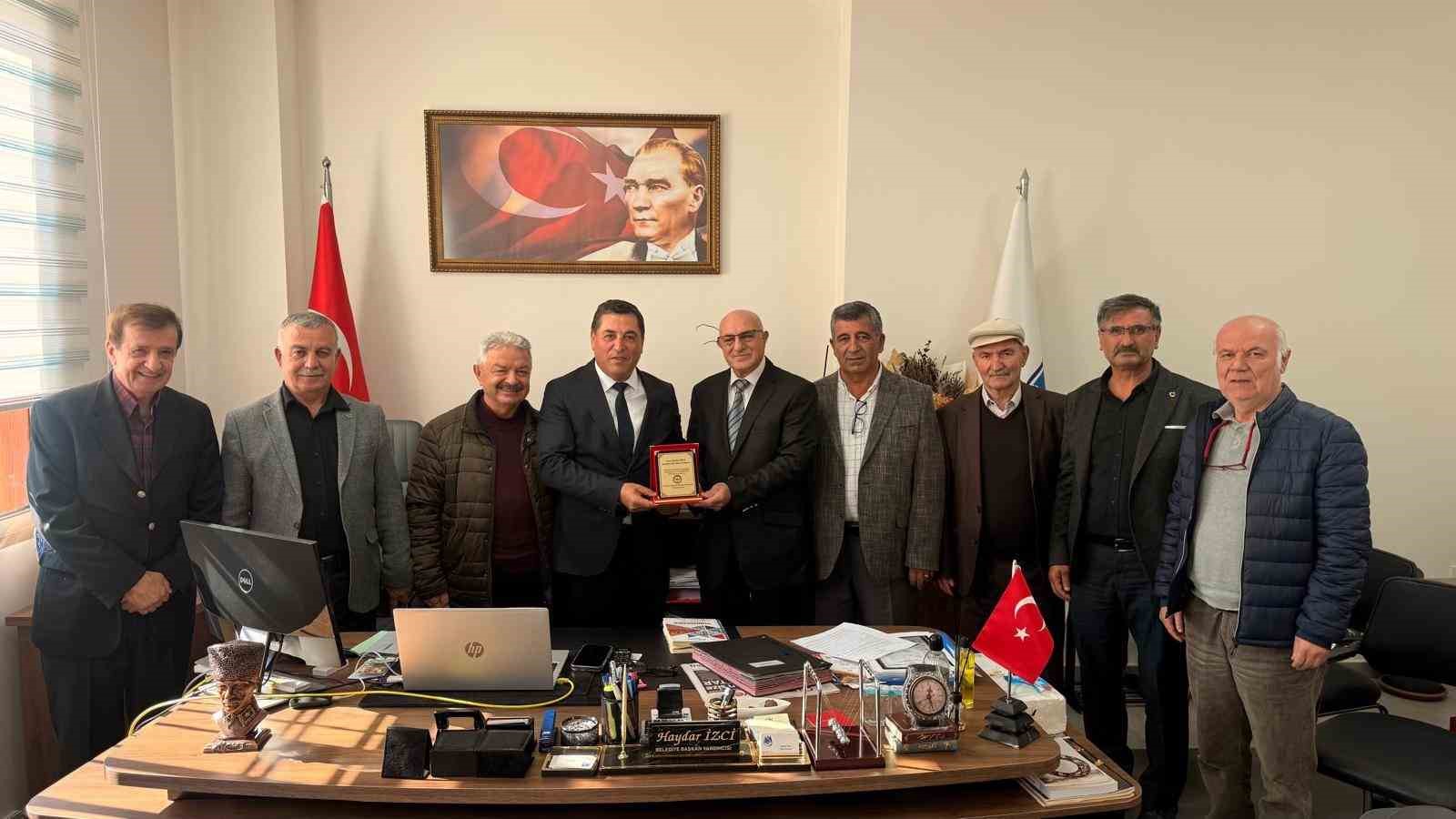 Hemşehri Derneklerinden Başkan Balaban’a anlamlı plaket
