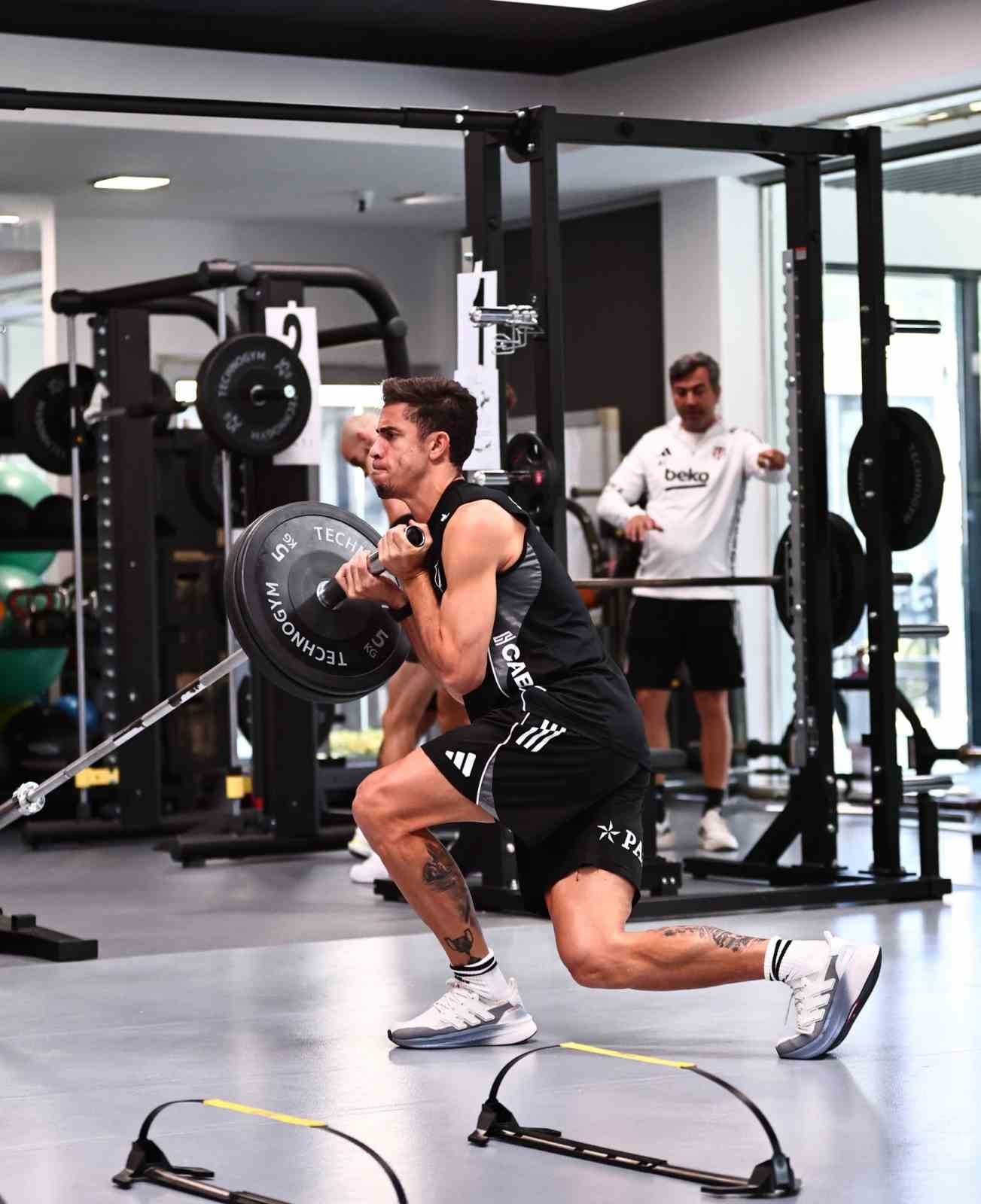 Beşiktaş günün ilk çalışmasını salonda yaptı
