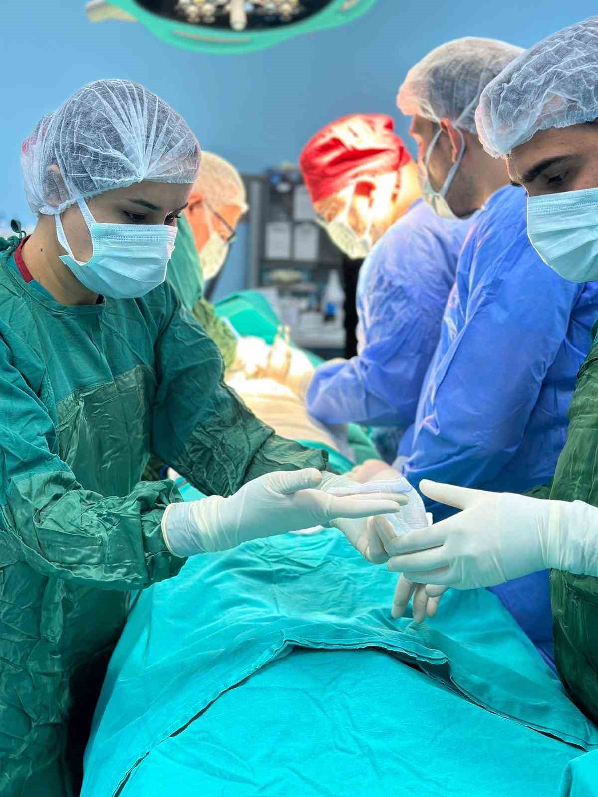 Derecik Devlet Hastanesinde ilk guatr ameliyatı başarıyla gerçekleştirildi
