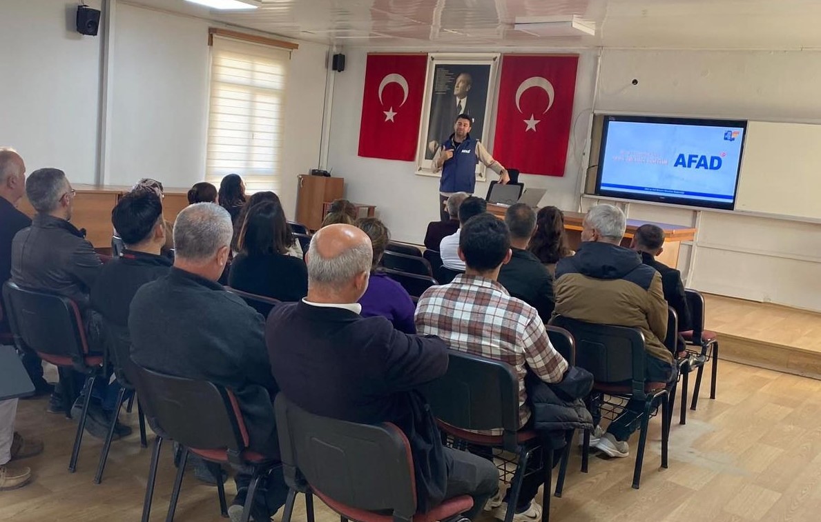 Kamu çalışanları ve muhtarlara afet eğitimi verildi