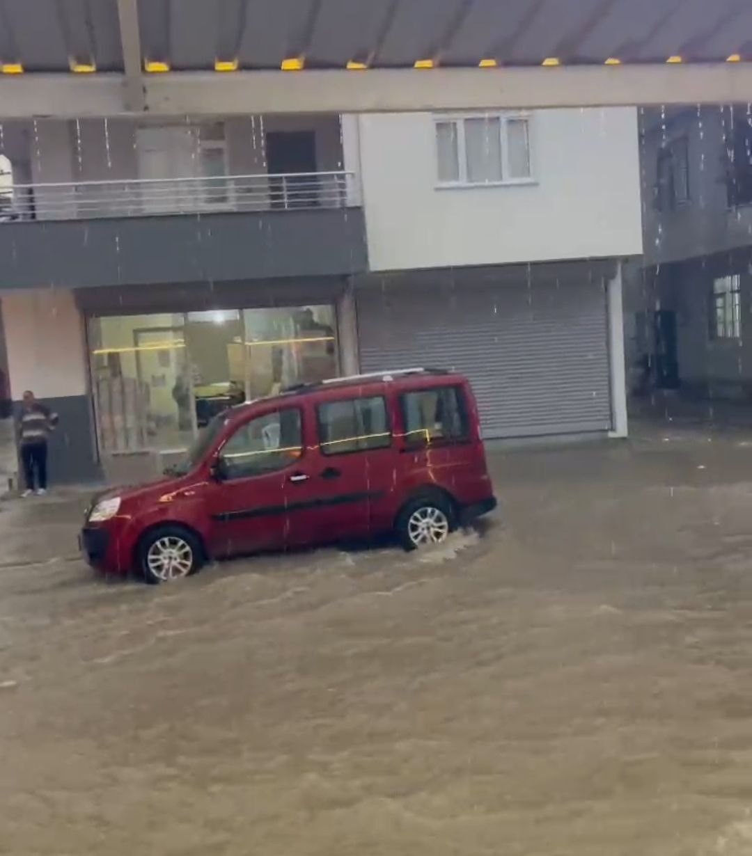 Kısa süreli yağmur yolları nehre çevirdi