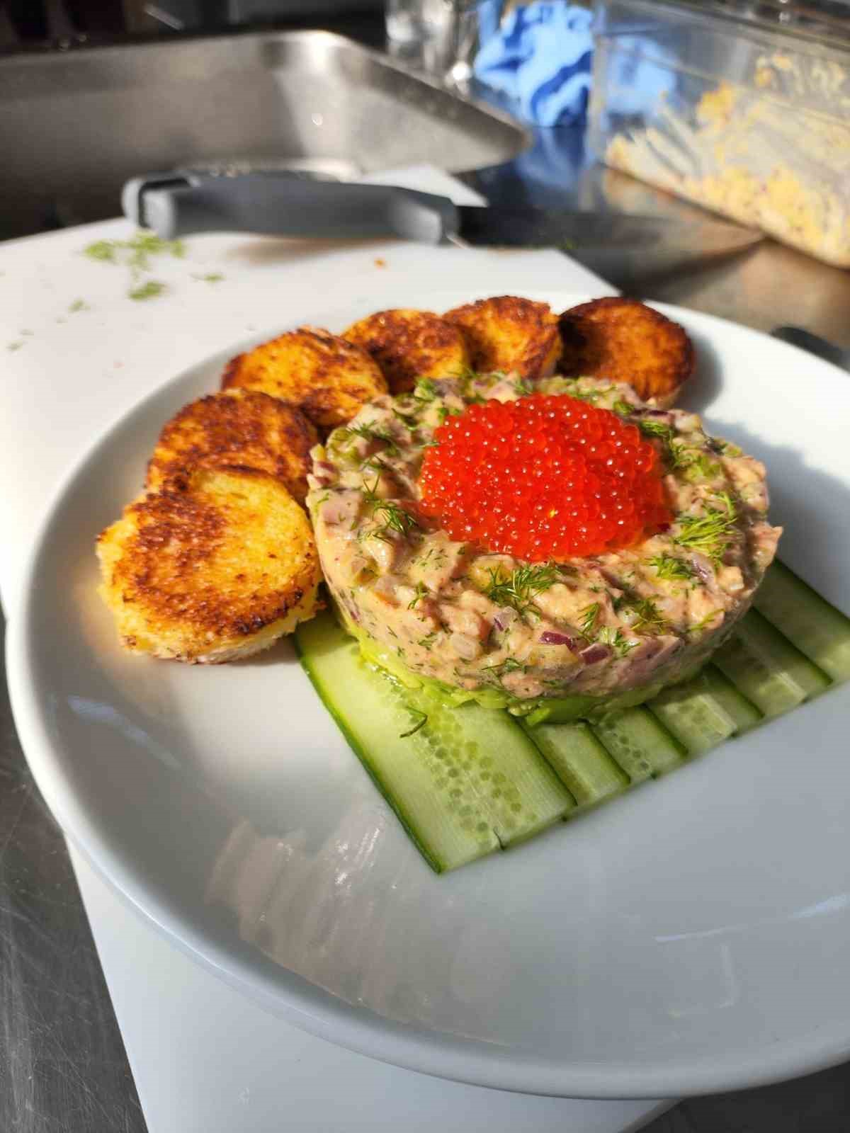 Çoruh’un incisi somon, genç şef adaylarının ellerinde yarıştı