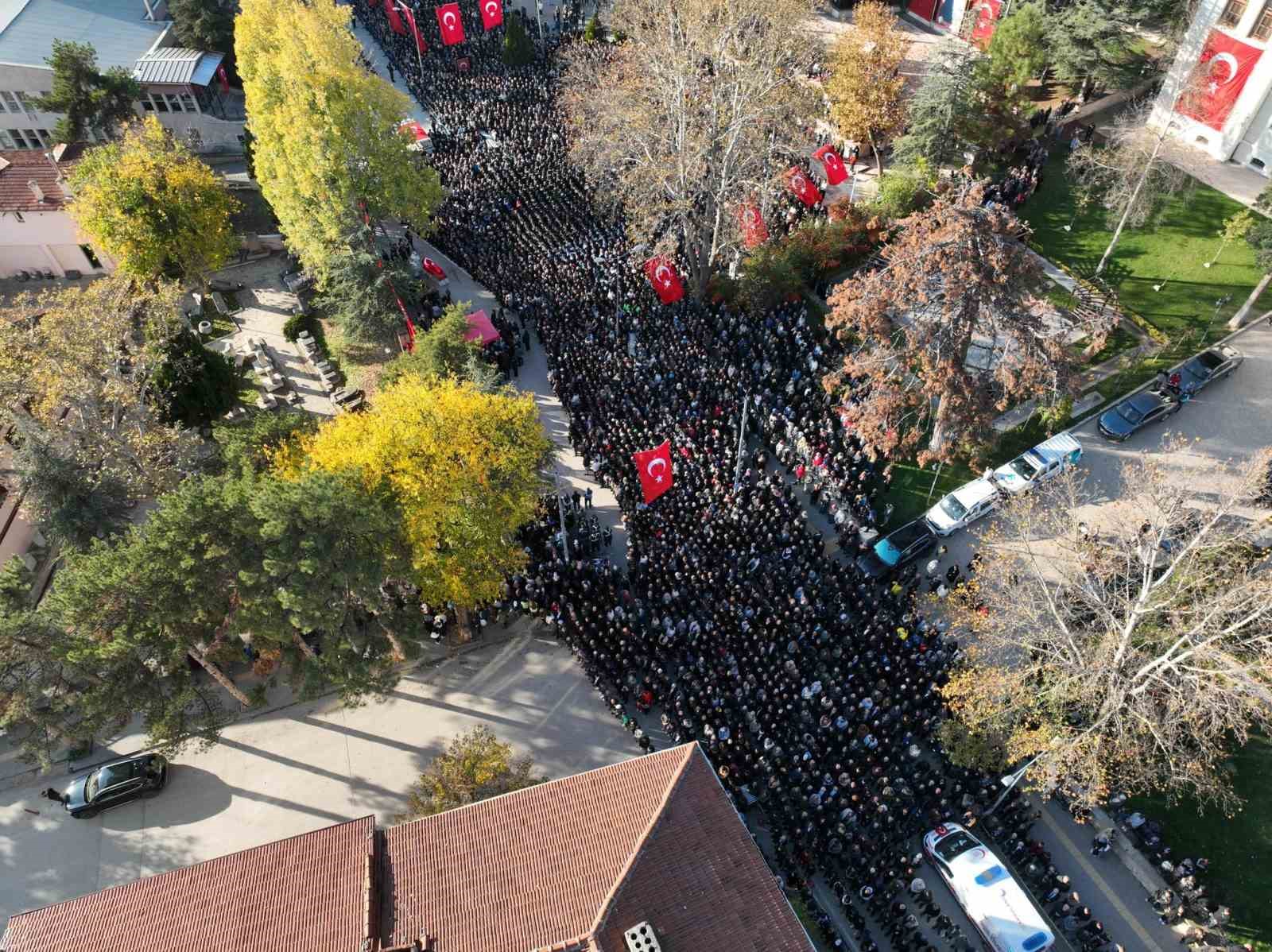 Bilecikli şehidin evinde helallik alınırken kardeşi abisinin üniformasını giydi
