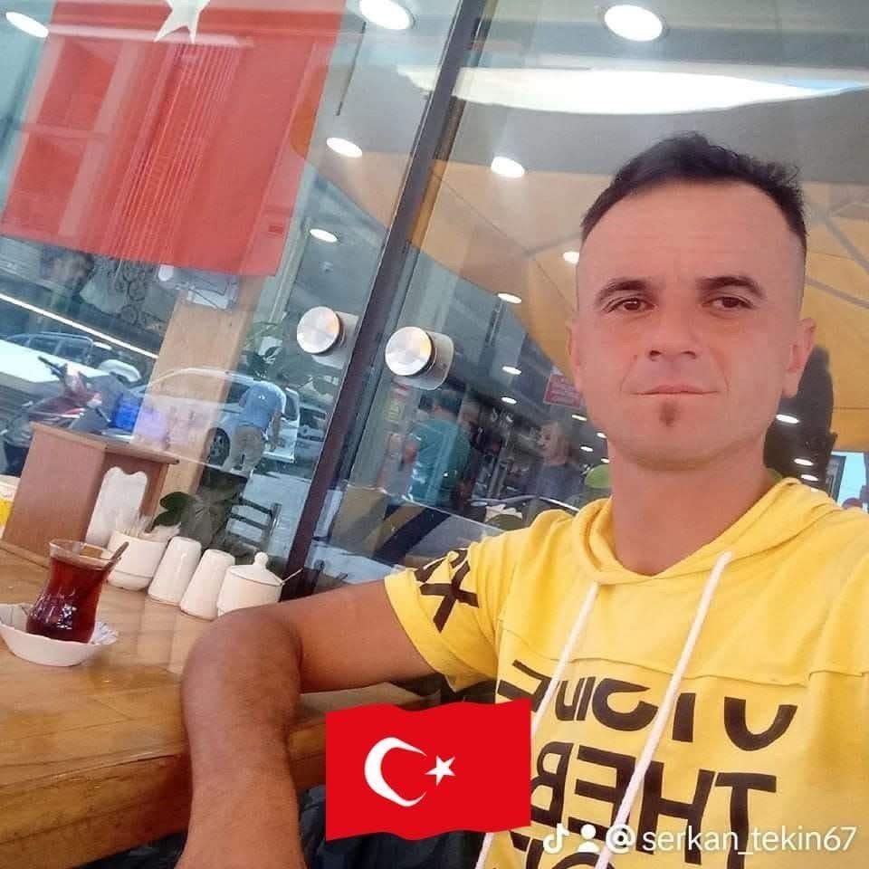 Yolun karşısına ge&ccedil;erken d&uuml;şt&uuml;, iş&ccedil;i servisinin &ccedil;arpması sonucu hayatını kaybetti
