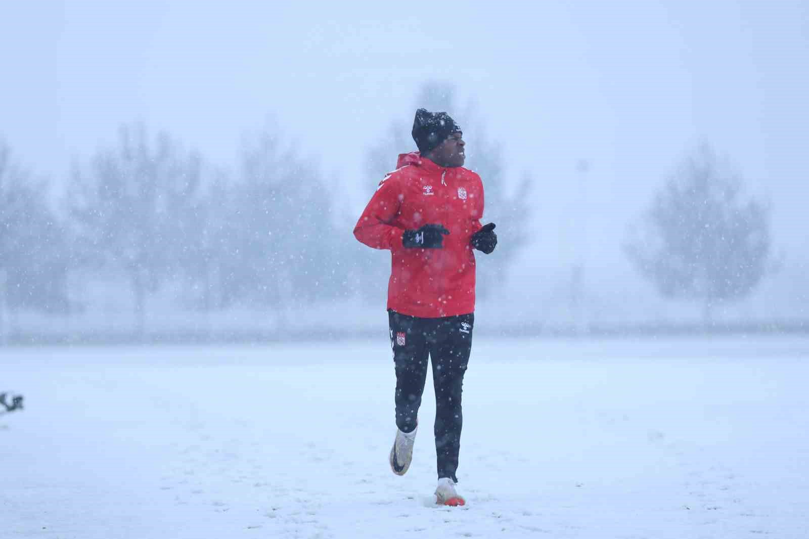 Sivasspor kar altında çalıştı
