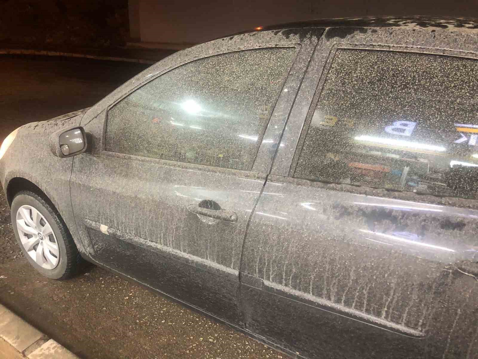 Elazığ&rsquo;da toz taşınımı yağışla birleşti, adeta &ccedil;amur yağdı
