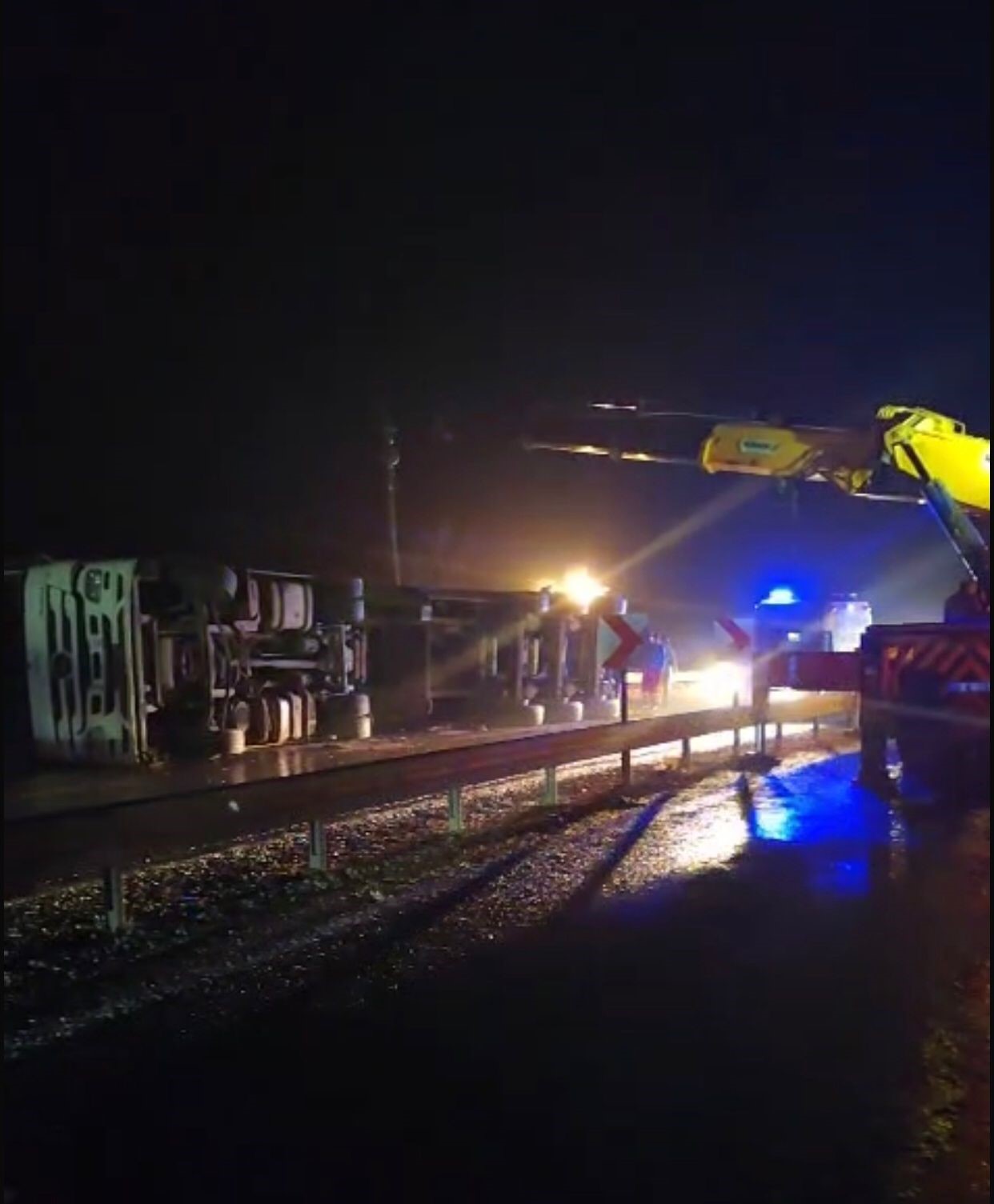 Elazığ’da tır devrildi: Kilometrelerce araç kuyruğu oluştu
