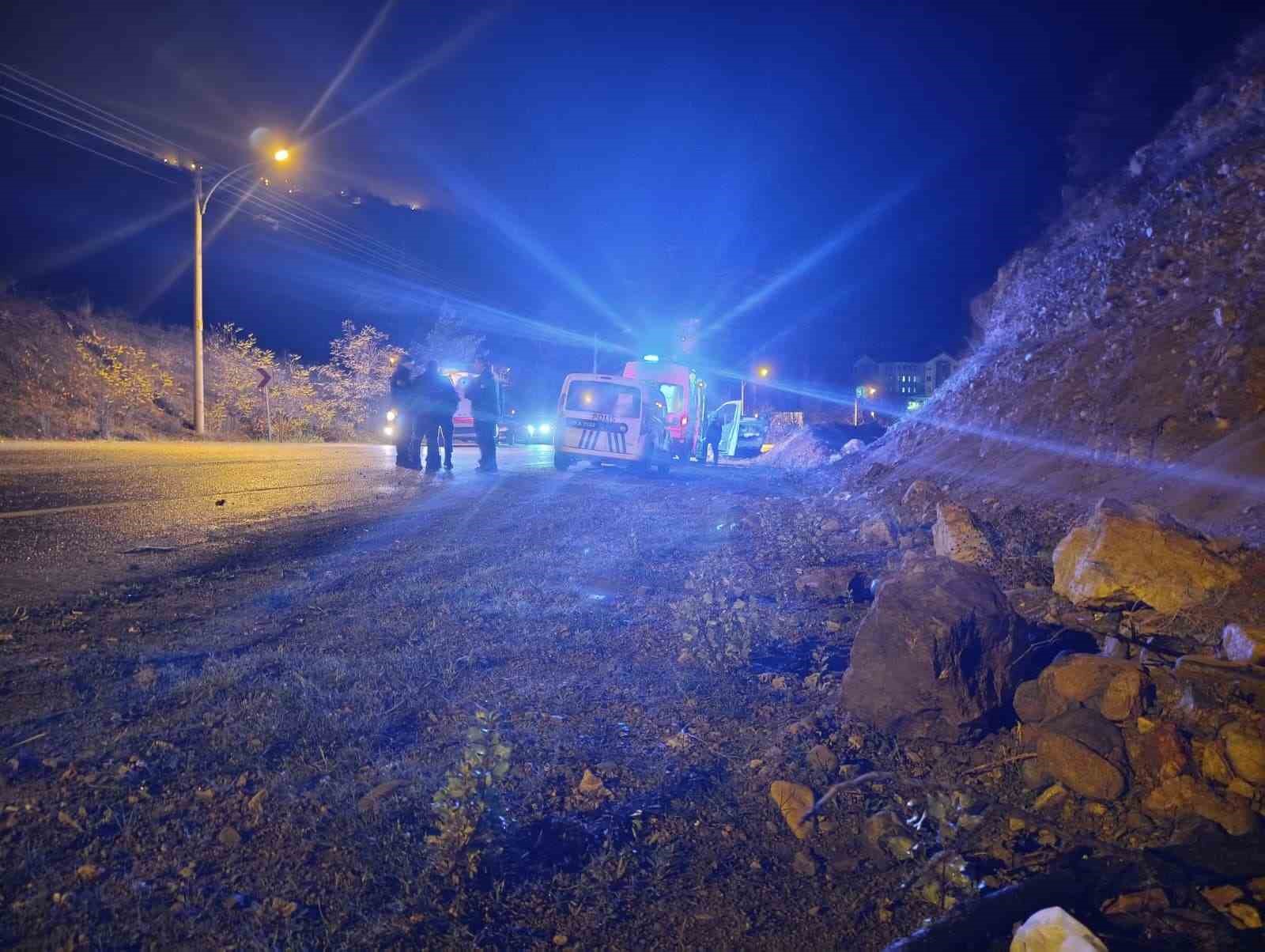 Yola d&uuml;şen kayalardan ka&ccedil;an otomobil takla attı: 2 yaralı
