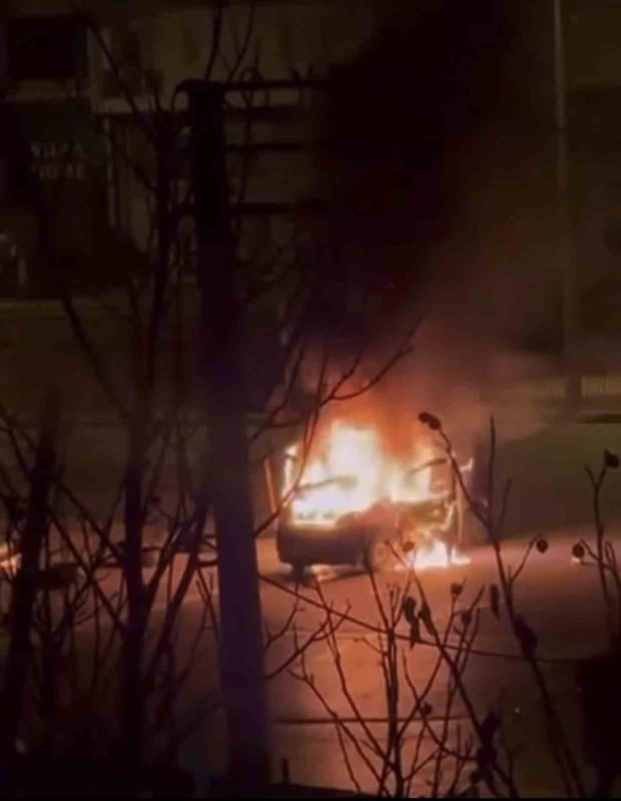 Hafif ticari araç yanarak kül oldu