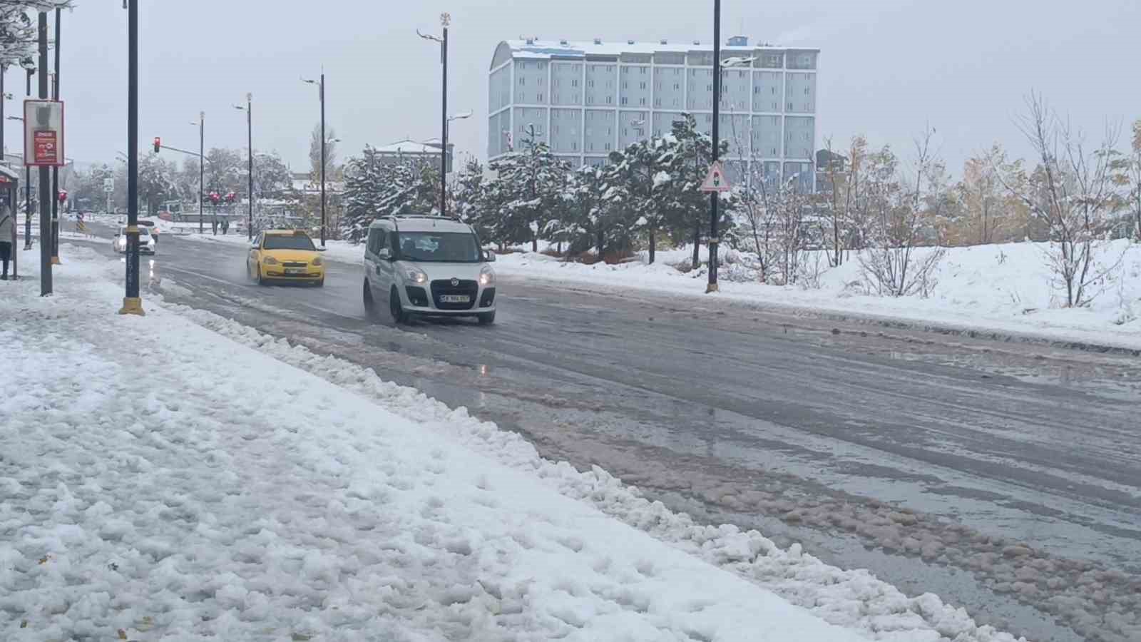 Şehir beyaz gelinliğini giydi, Sivas’ta kartpostallık görüntüler oluştu