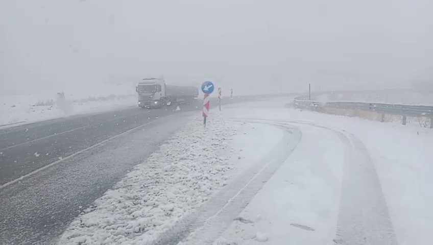 Kop Dağı’nda yoğun kar yağışı: Karayolları ekipleri gece boyu seferber oldu