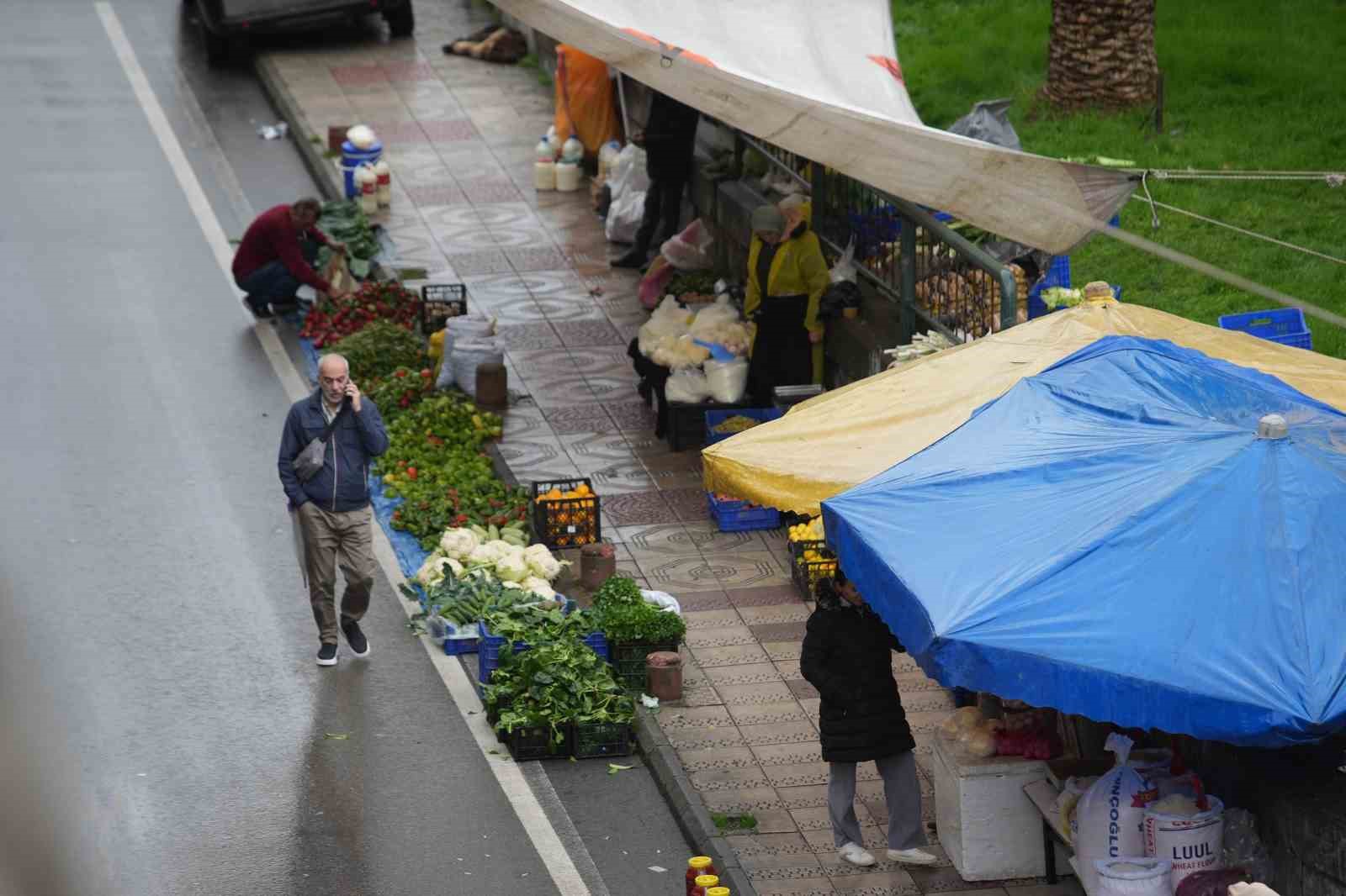 Pazarcıların tutumları marketlere yönlendiriyor, para şehir dışına çıkıyor