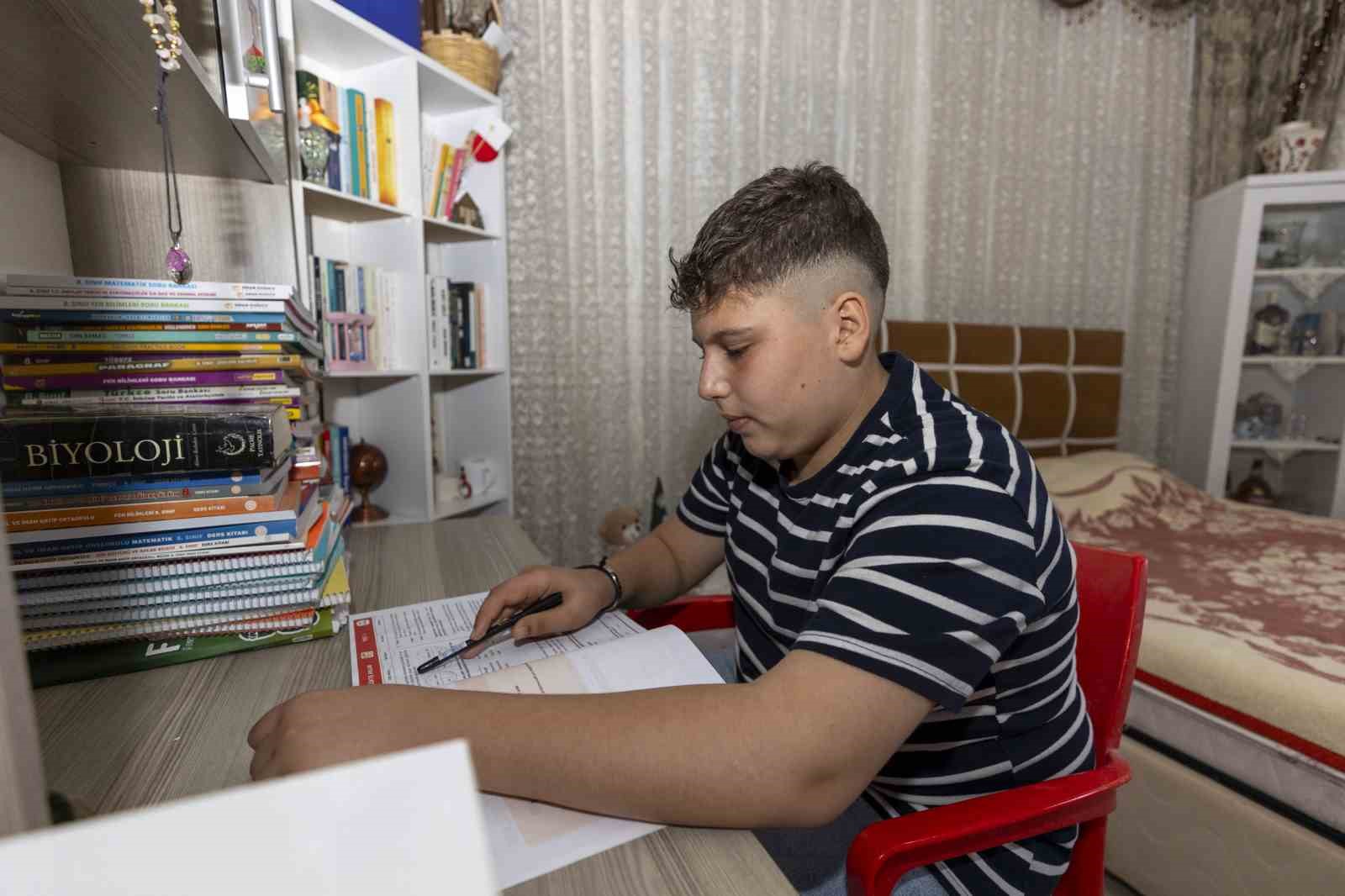 Mersin’de öğrenciler için evde eğitim takibi başladı