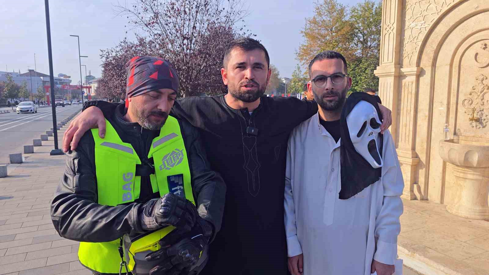 Hızlı giden motosikleti kazalara dikkat çekmek için kovaladılar
