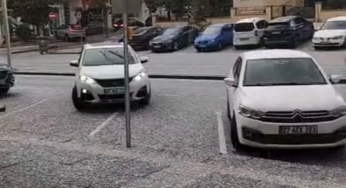 Gaziantep’te dolu etkili oldu: Cadde ve sokaklar beyaza büründü
