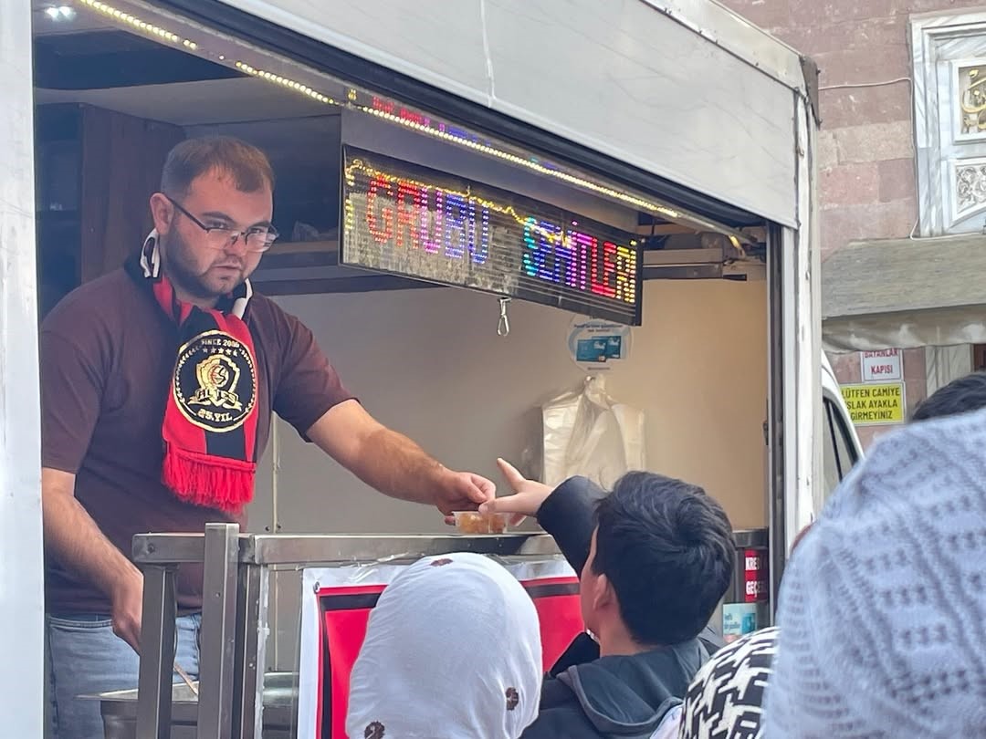 Eskişehirspor taraftarı, şehitler için lokma hayrı düzenledi
