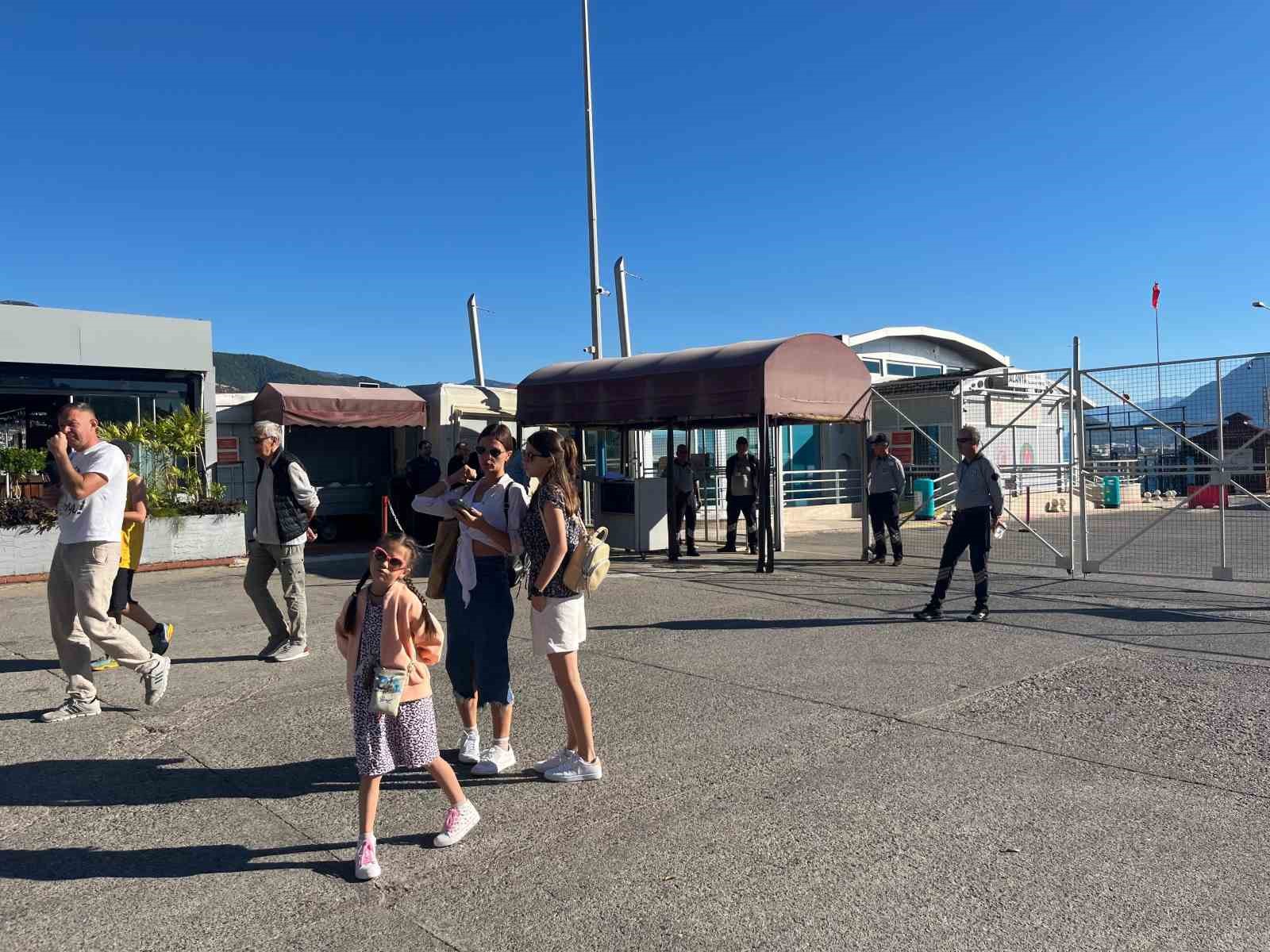 Lüks kruvaziyer 616 yolcu ve 435 mürettebatıyla Alanya’ya demirledi
