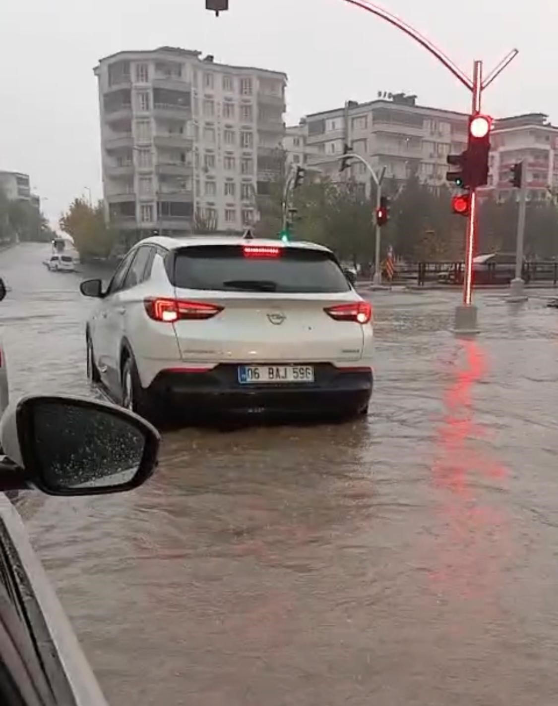 Batman’da yağış cadde ve sokakları göle çevirdi, vatandaş rögarları kendi imkanlarıyla açtı
