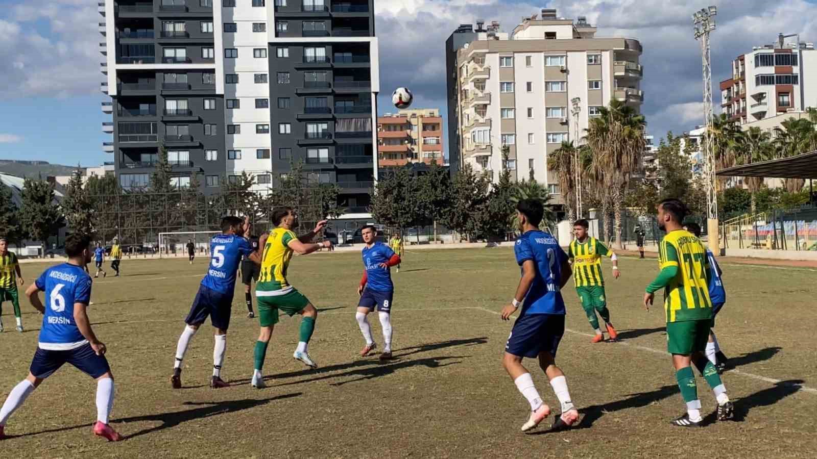 Mersin’de takımlar sahaya Türk bayraklarıyla çıkarak şehitleri andı

