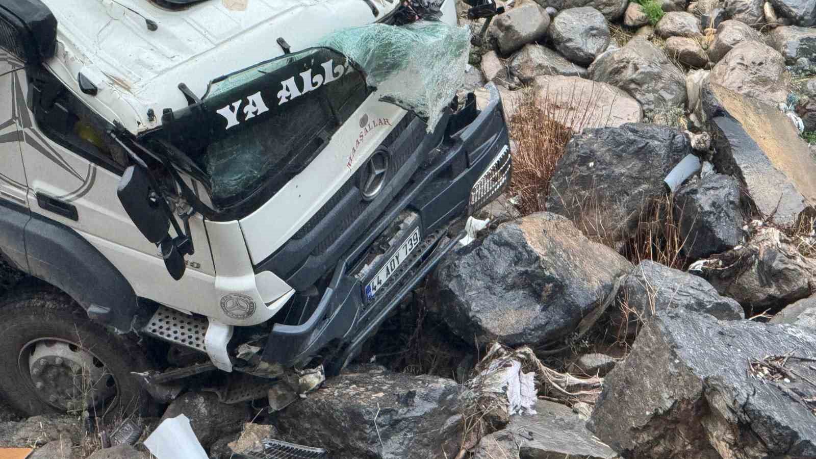 Şırnak’ta su tankeri uçurumdan yuvarlandı: 1 yaralı